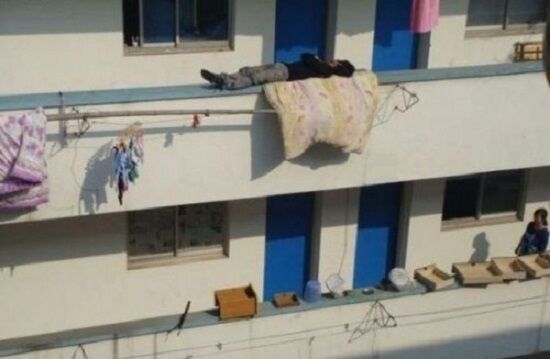 Смешные снимки людей, спящих в необычных местах