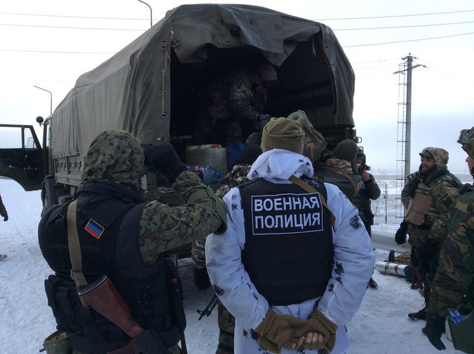 Прижаться к поребрику: появились фото, как боевики "ДНР" досматривают защитников донецкого аэропорта
