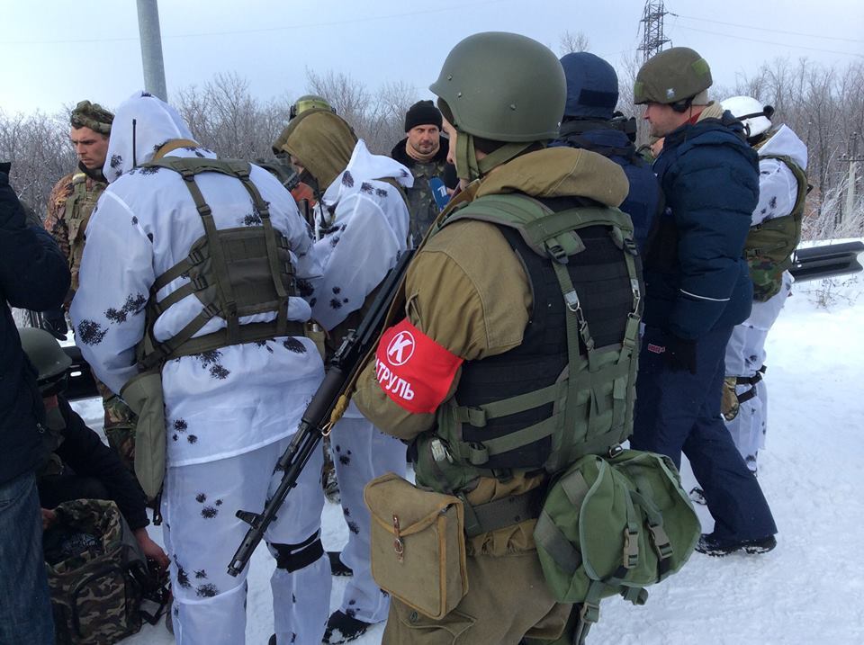 Прижаться к поребрику: появились фото, как боевики "ДНР" досматривают защитников донецкого аэропорта