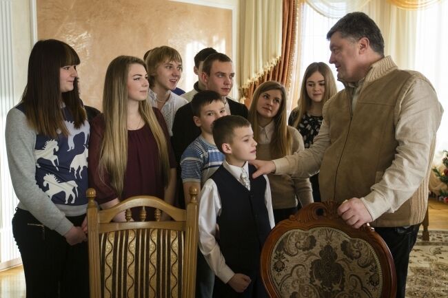 Порошенко в Ивано-Франковской области посетил детей с Донбасса: фото