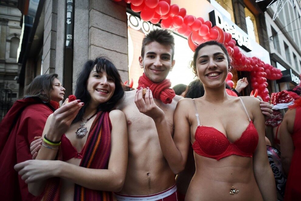 В Милане модный бутик штурмовали сотни посетителей в нижнем белье: фотофакт