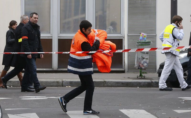В Париже террористы устроили бойню в редакции сатирического журнала: подробности трагедии, фото и видео