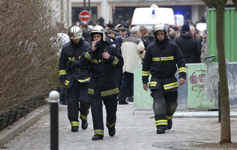 В Париже террористы устроили бойню в редакции сатирического журнала: подробности трагедии, фото и видео