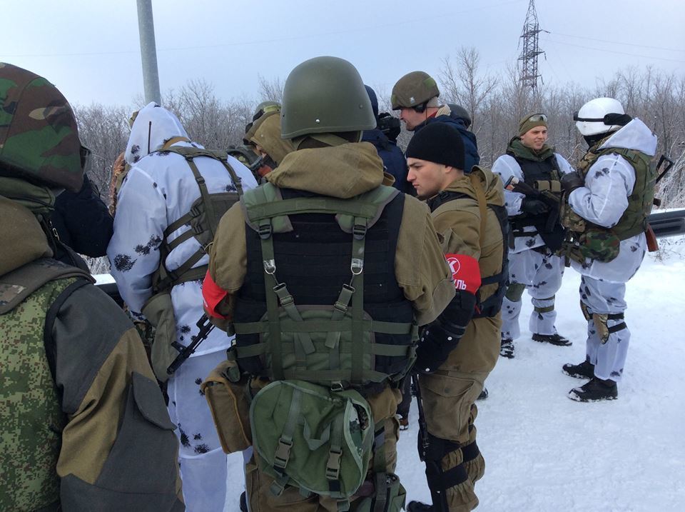 Минобороны показало, как боевики "ДНР" обыскивают прибывших на ротацию "киборгов"