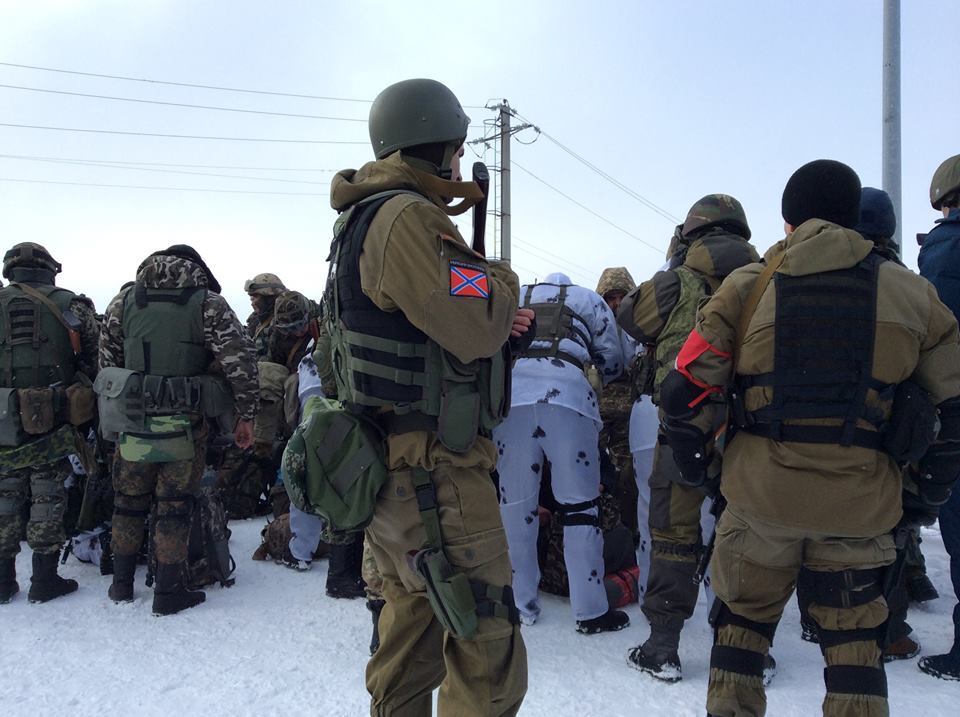 Минобороны показало, как боевики "ДНР" обыскивают прибывших на ротацию "киборгов"