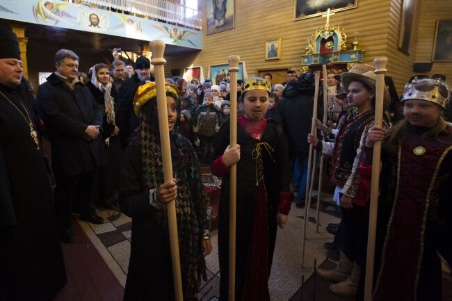 Порошенко отпраздновал Рождество в монастыре на Прикарпатье: фотофакт