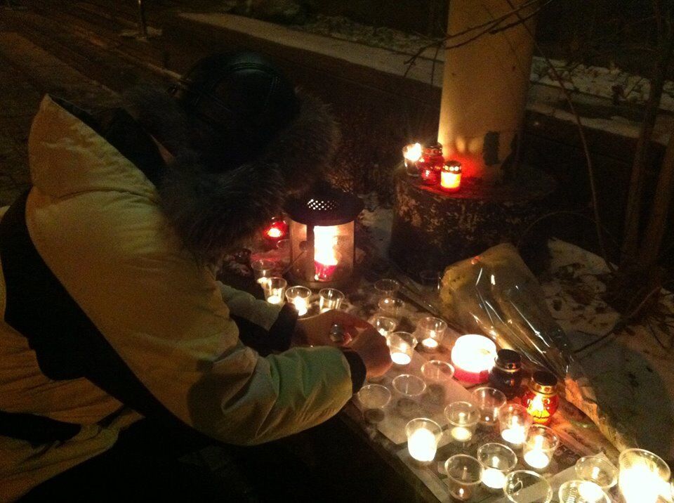Ночью киевляне несли цветы к посольству Франции: опубликованы фото