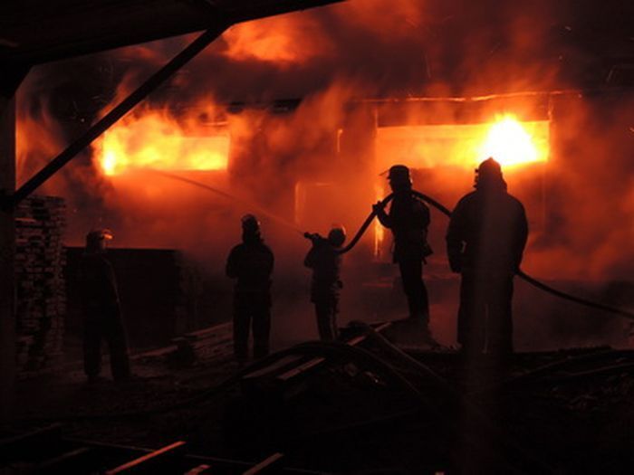 В Киеве большой пожар: горит деревообрабатывающий цех