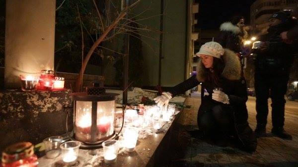 Ночью киевляне несли цветы к посольству Франции: опубликованы фото