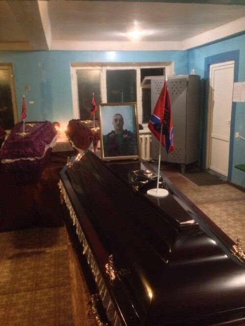 В сети появилось видео и фото похорон главаря луганских боевиков "Бэтмена"