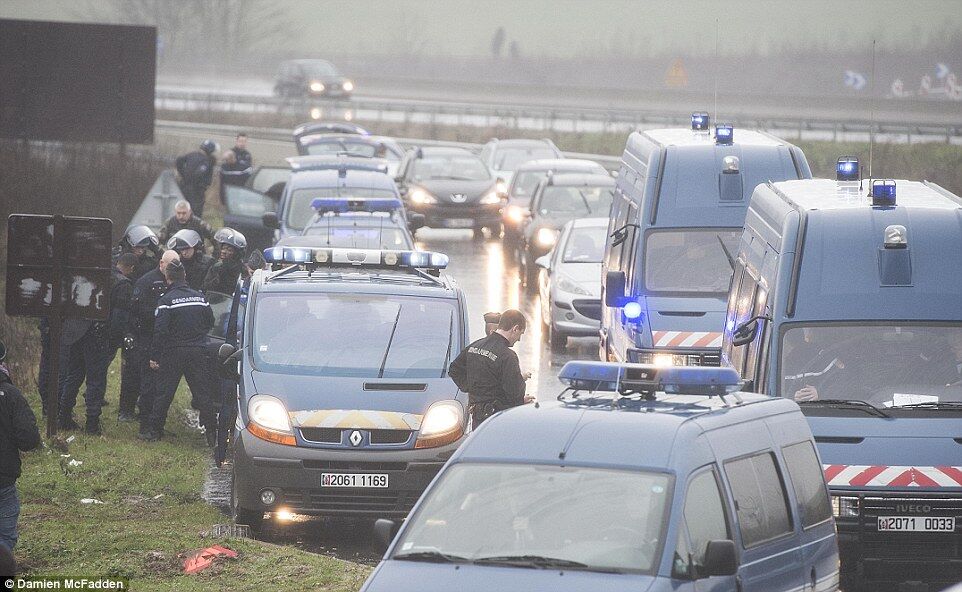 Опубликованы новые фото штурма террористов в Париже
