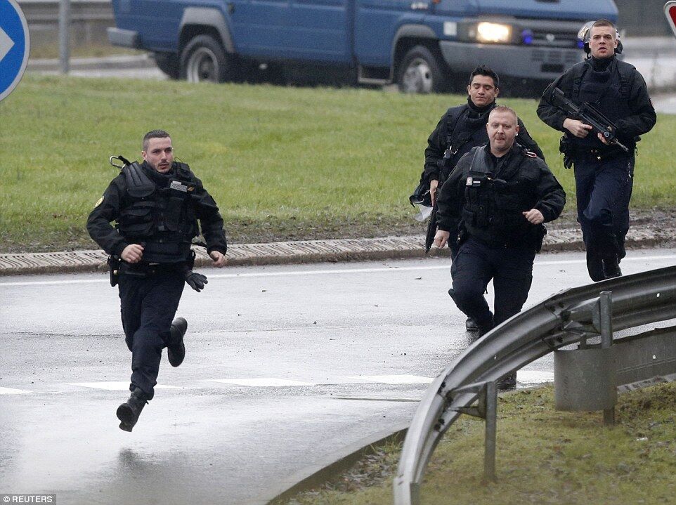 Опубликованы новые фото штурма террористов в Париже