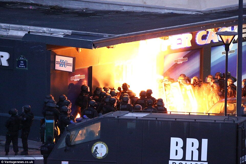 Опубликованы новые фото штурма террористов в Париже