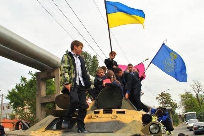 Морпіхам передали відремонтований школярами БТР