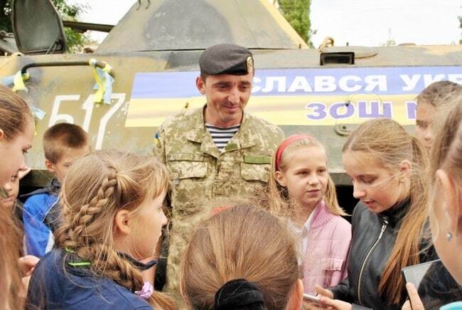 Морпіхам передали відремонтований школярами БТР