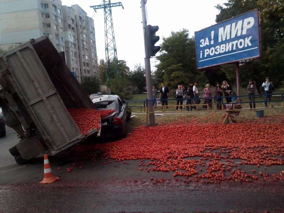 В Херсоне перевернулся ЗИЛ с помидорами: люди бросились на "халяву"