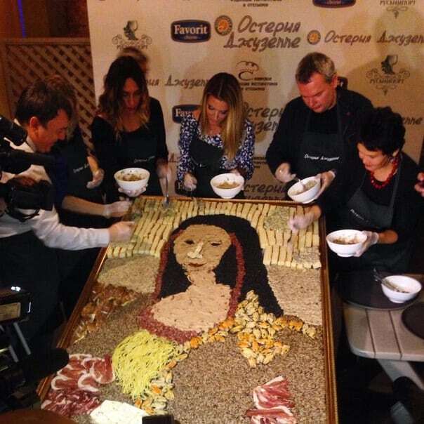 В России создали портрет "Джоконды" из спагетти и мидий: фотофакт