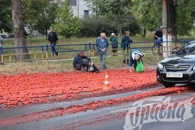 В Херсоне перевернулся ЗИЛ с помидорами: люди бросились на "халяву"