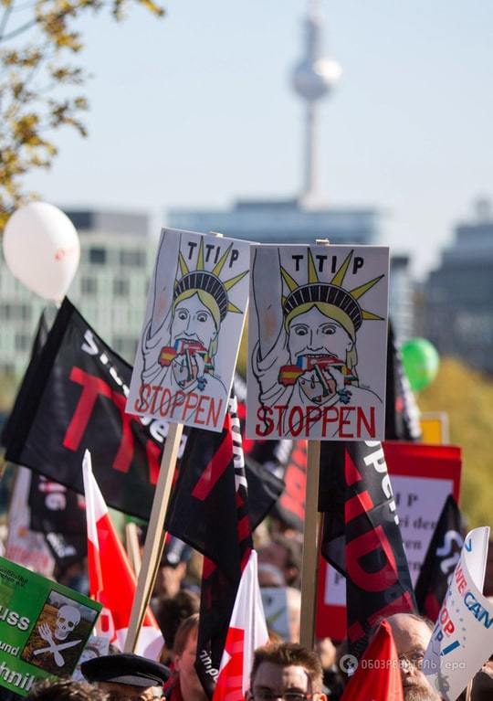В Берлине около 100 тысяч человек митинговали против торговли с США и Канадой