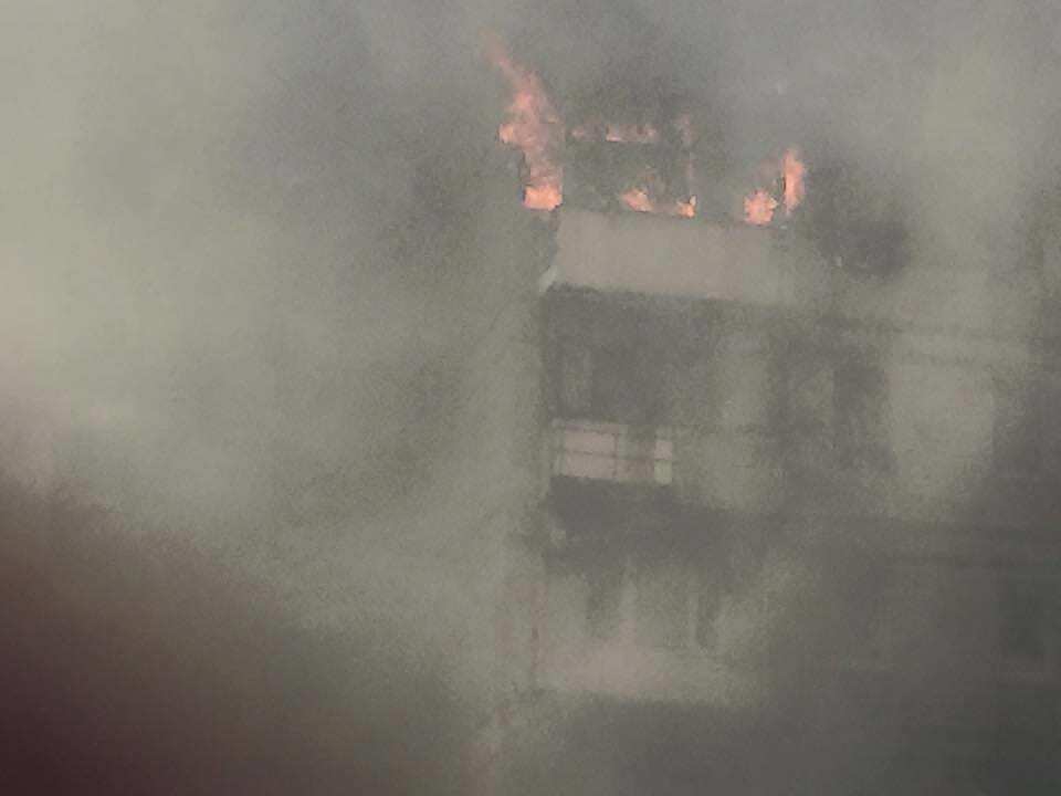 В Донецке загорелся дом, из которого Гиви и Моторола обстреливали донецкий аэропорт: опубликованы фото
