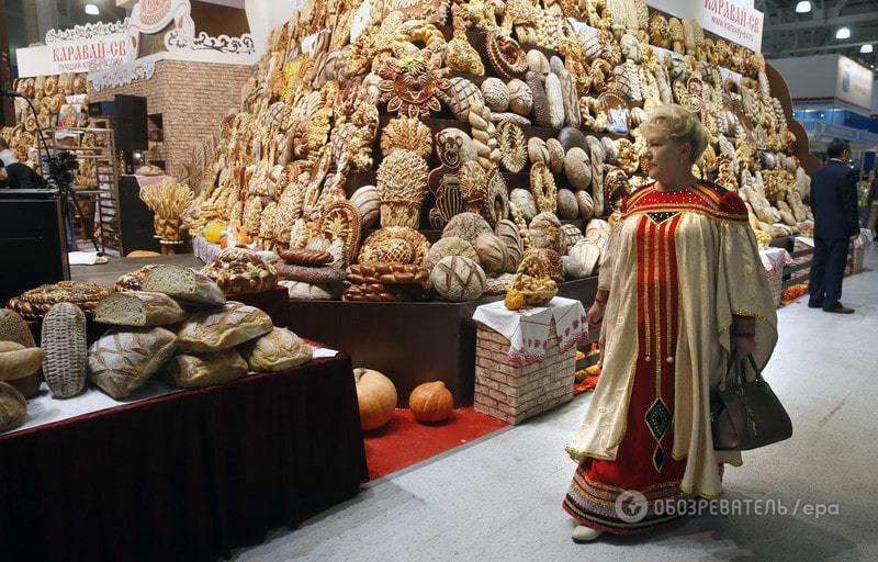 "Золота осінь-2015": Медведєву показали телиць у віночках і баб в сарафанах. Фоторепортаж