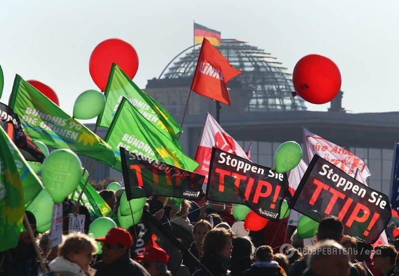 В Берлине около 100 тысяч человек митинговали против торговли с США и Канадой
