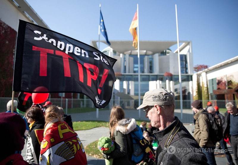 В Берлине около 100 тысяч человек митинговали против торговли с США и Канадой