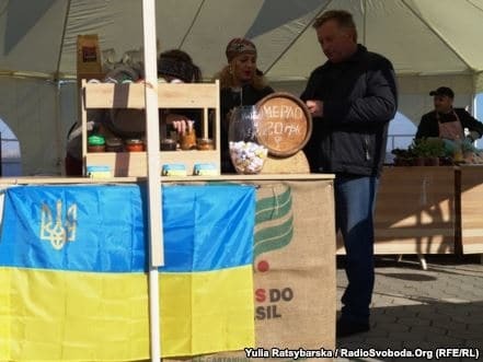 Купи пряник – помоги армии! В Днепропетровске собирали деньги на еду бойцам АТО. Фоторепортаж