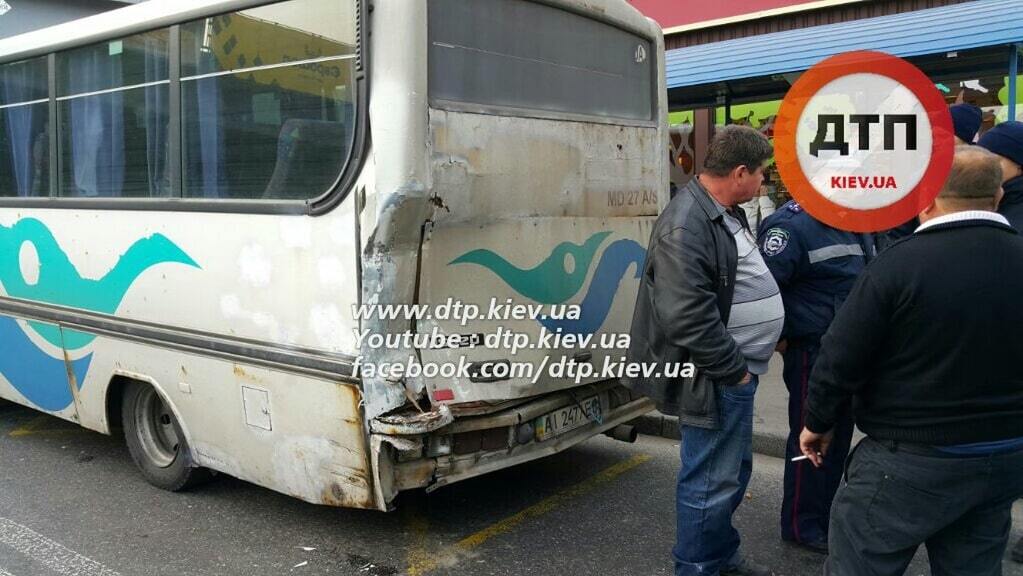 В Киеве маршрутки не поделили остановку: фото с места аварии