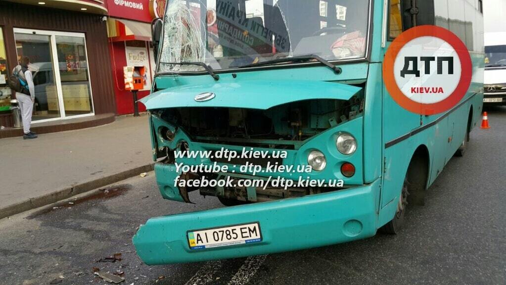 У Києві маршрутки не поділили зупинку: фото з місця аварії