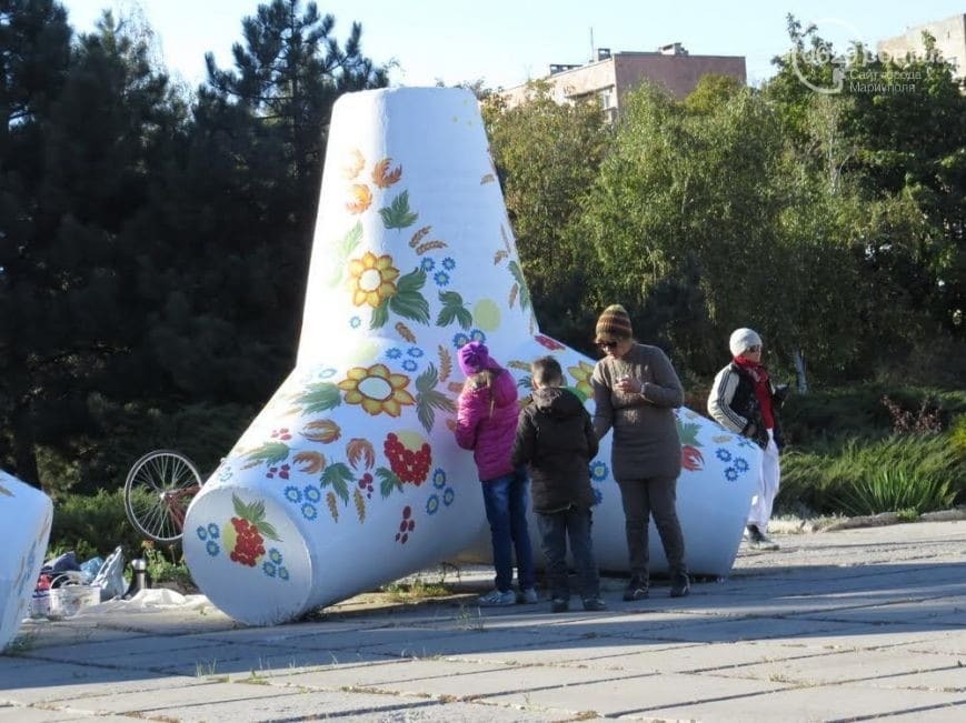 В Мариуполе осенью "расцвели" тетраподы: фоторепортаж