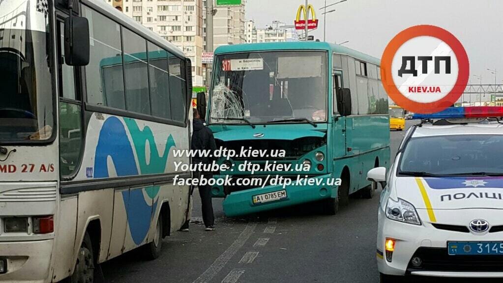 У Києві маршрутки не поділили зупинку: фото з місця аварії