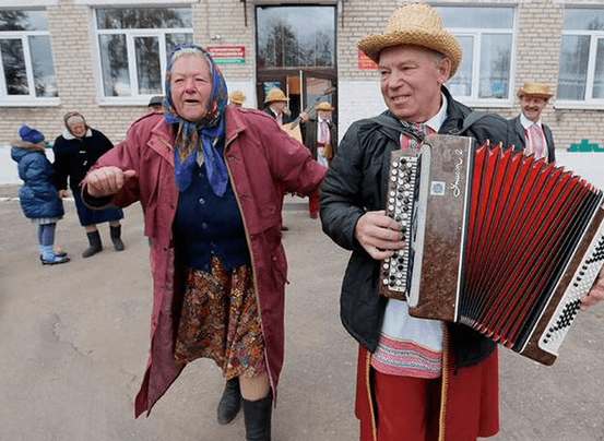Выборы в Беларуси превратили в праздник: танцы, шампанское и деликатесы