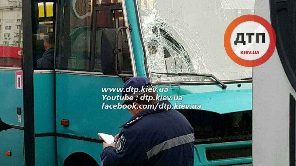 В Киеве маршрутки не поделили остановку: фото с места аварии
