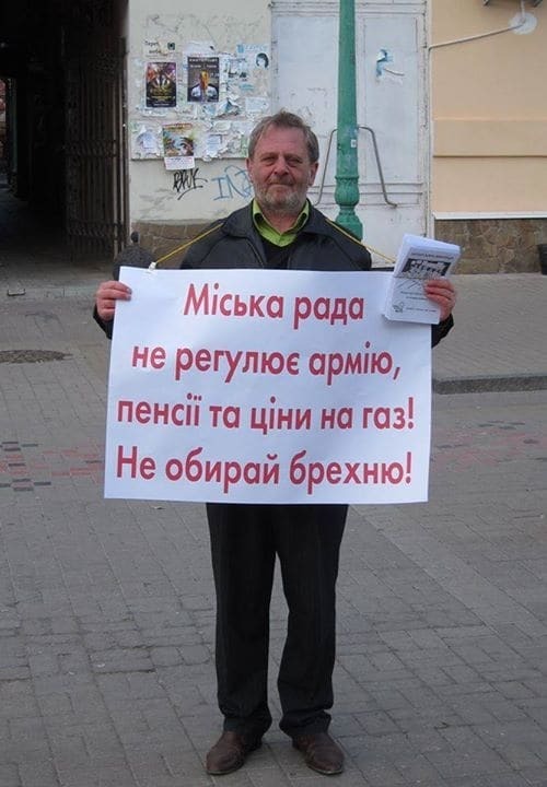 Украинец устроил акцию против лжи участников выборов: фотофакт