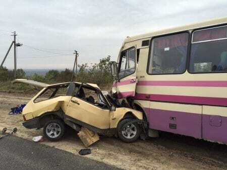 Смертельное ДТП на Львовщине: автобус раздавил "восьмерку". Фото с места аварии