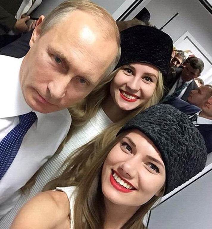 Путін без піджака робив селфі з учасницями "Міс Росія": фотофакт