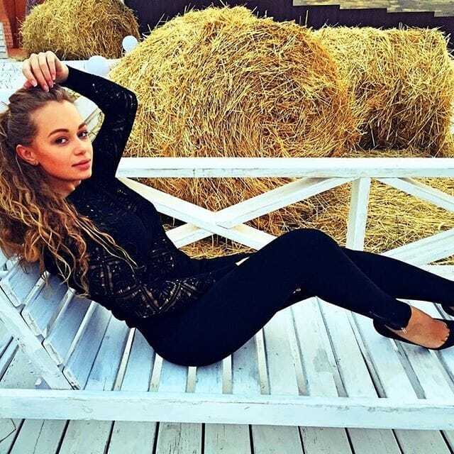 Яна Соломко удивила постройневшей фигурой на сеновале