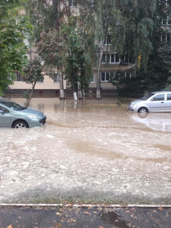 В Киеве улицу затопило горячей водой: фотофакт
