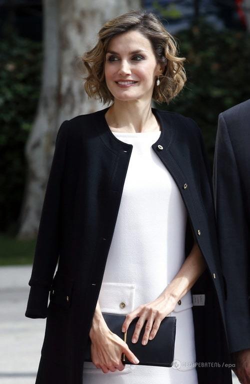 Самая модная из монархов: королеву Испании раскритиковали за мини-платье