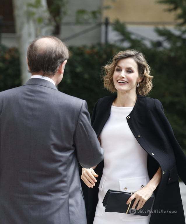 Самая модная из монархов: королеву Испании раскритиковали за мини-платье