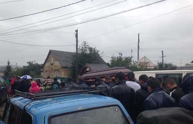 В Мукачево простились с юношей, убитым кандидатом от "Солидарности"