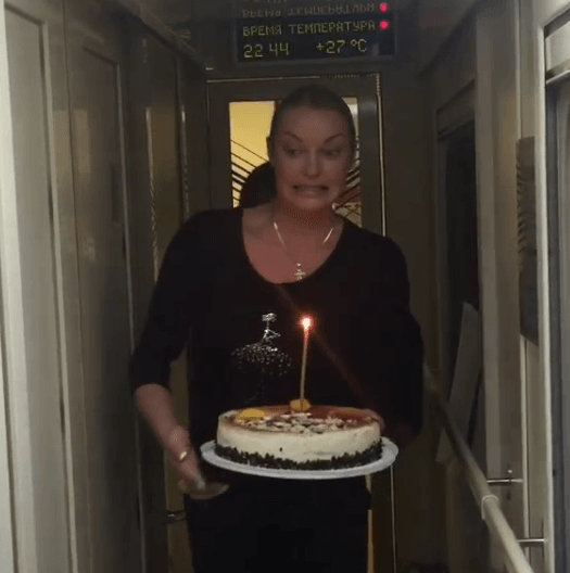 С днем рождения, аминь! Волочкова поздравила друга тортом с церковной свечкой: фотофакт