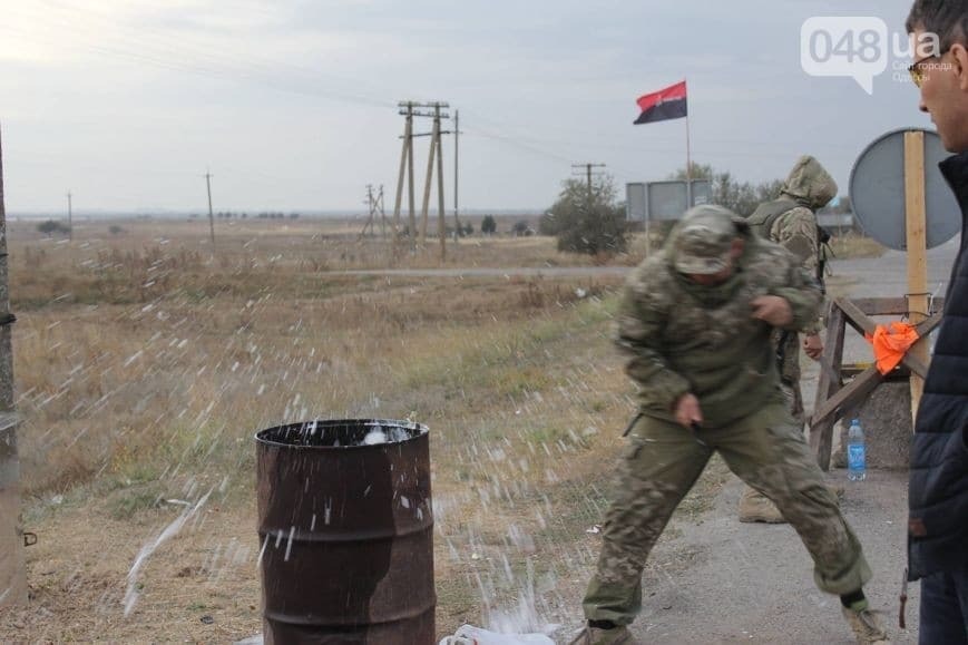 Бійці ПС знищили дороге вино з Франції на в'їзді до Криму: опубліковані фото