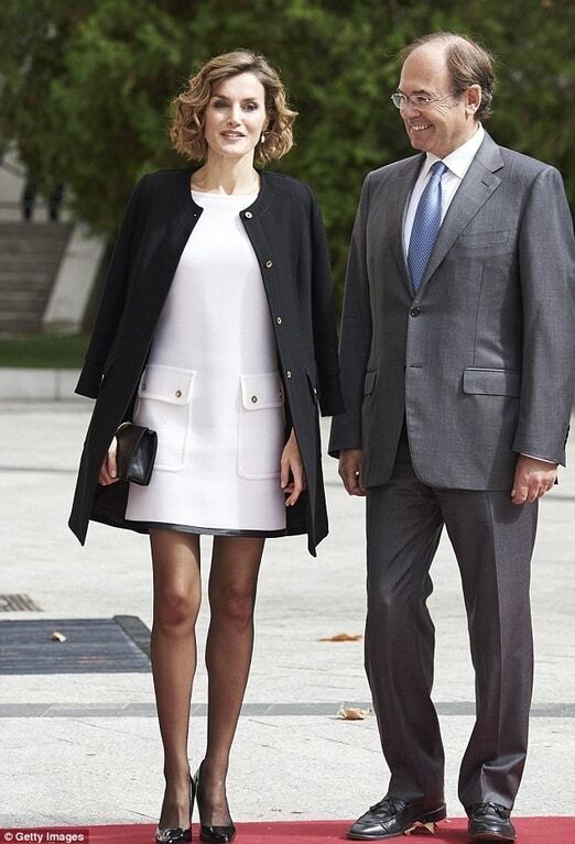 Самая модная из монархов: королеву Испании раскритиковали за мини-платье