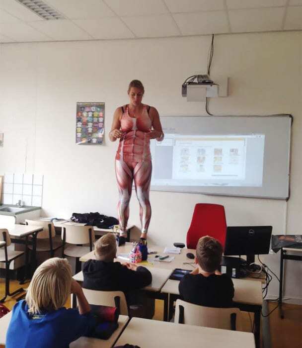 В Голландии учительница, рассказывая об анатомии, разделась перед детьми: видеофакт
