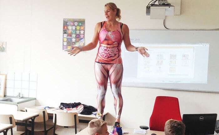 У Голландії вчителька, розповідаючи про анатомію, роздяглася перед дітьми: відеофакт