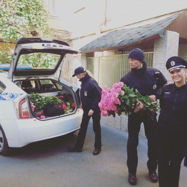 У Києві поліцейські роздадуть жінкам тисячу троянд