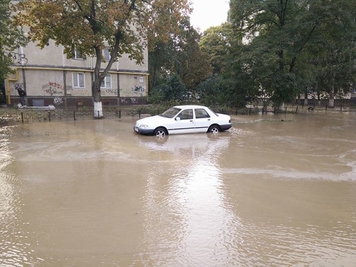 В Киеве улицу затопило горячей водой: фотофакт
