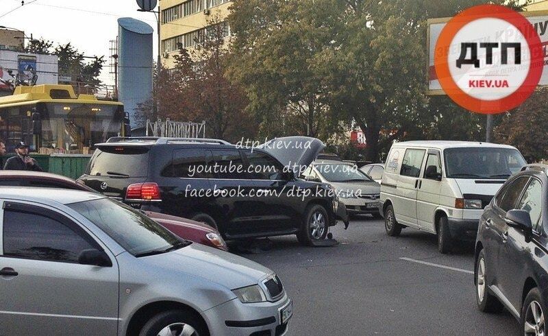 У Києві зіткнулися Lexus і Ferrari: фотофакт